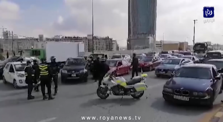 نقطة غلق العبدلي في العاصمة عمان تشهد ازدحاما مروريا في ثاني أيام الحظر