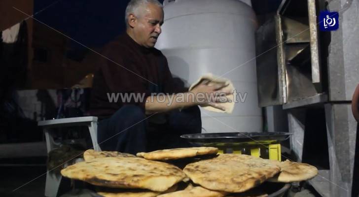 في ظل كورونا.. أبو عبدالرحيم يلجأ للخبز في المنزل هربا من ازدحام الأسواق