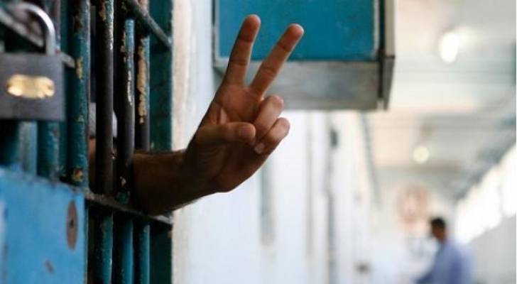 في يوم الأسير الفلسطيني .. الاحتلال يستثمر وباء كورونا للتنكيل بهم في السجون