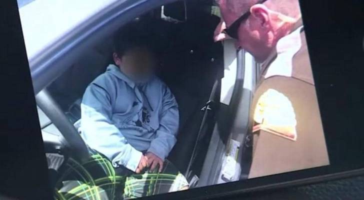 بالفيديو.. الشرطة الأمريكية توقف طفلاً بالخامسة يقود سيارة على طريق سريع