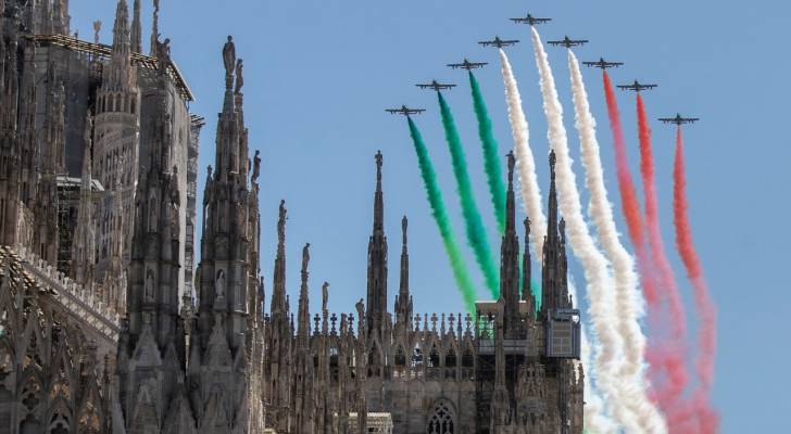 طائرات حربية ترسم العلم الإيطالي في سماء "ميلانو" بعد تسجيل "صفر  وفيات بكورونا".. صور