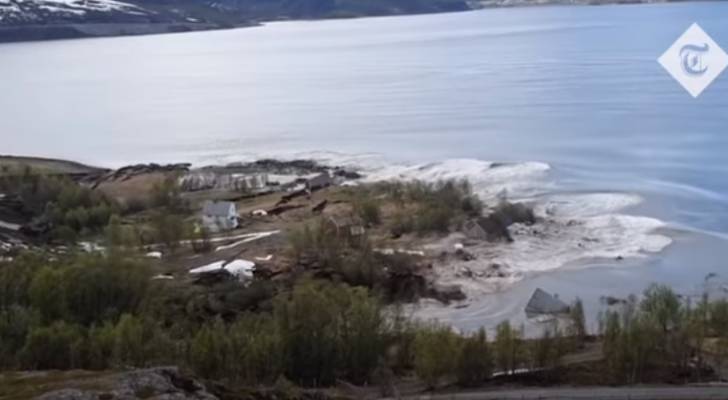 انهيار أرضي يلقي بالمنازل في البحر في النرويج.. فيديو مرعب
