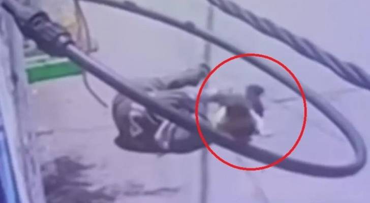 فيديو مؤلم جدا.. رصاصة تسقط أماً أرضاً وطفلها بين يديها في لبنان