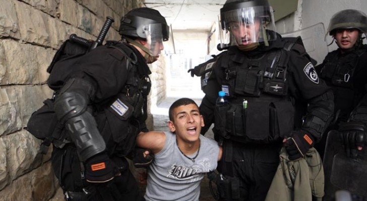 الاحتلال يعتقل شابا فلسطينيا على حاجز قلنديا
