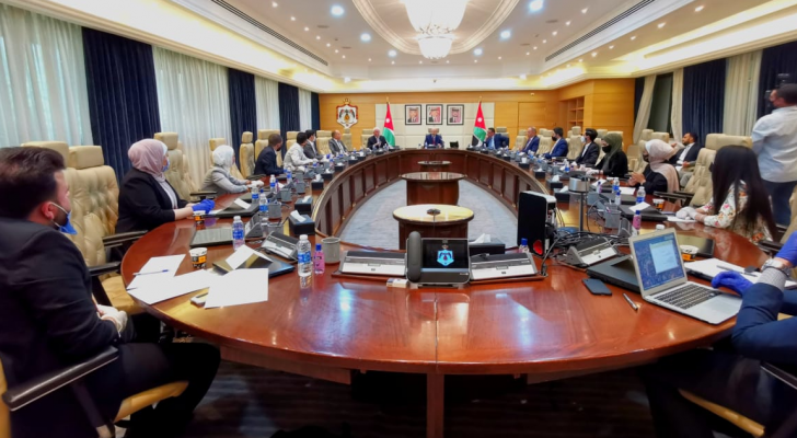 الرزاز يلتقي مجموعة من طلبة الجامعة الأردنية بعد استجابته لمطلبهم بتأجيل حفلات التخرج
