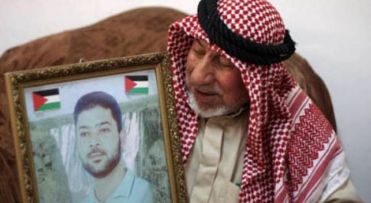 وفاة والد أسير فلسطيني محكوم بالسجن المؤبد 20 مرة بفيروس كورونا