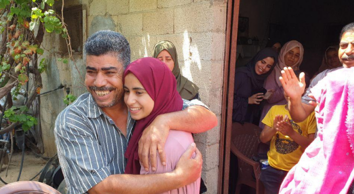 صورة للطالبة شمس أبو عمرة وعائلتها