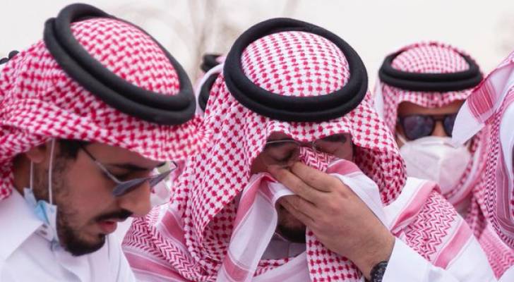فيديو مؤثر لأمير سعودي يبكي خلال دفن رفيق دربه