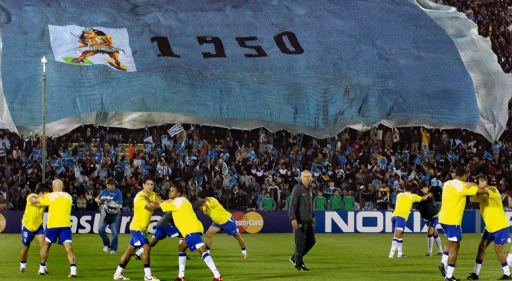 صورة ارشيفية بتاريخ 30 اذار 2005 تظهر منتخب البرازيل قبل مواجهة الاوروغواي