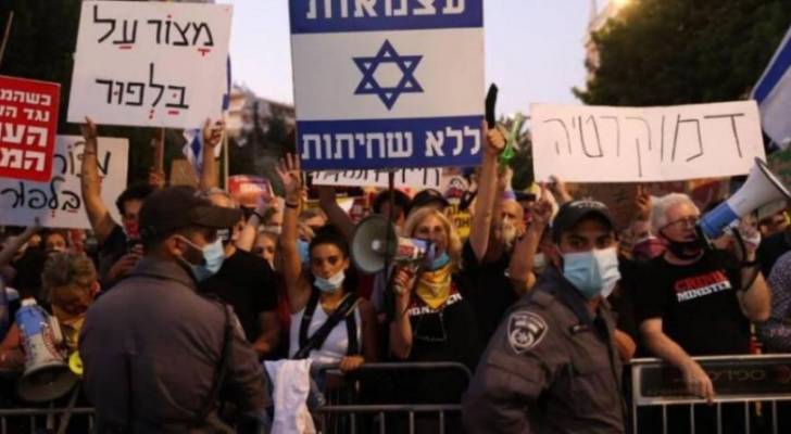 شرطة الاحتلال تفرق مظاهرات في تل آبيب ضد حكومة نتنياهو.. فيديو وصور