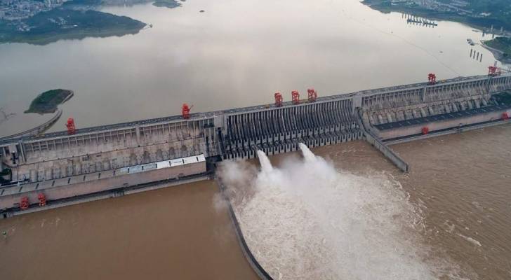 الصين تفجّر سدا لوقف ارتفاع منسوب المياه فيه "فيديو"