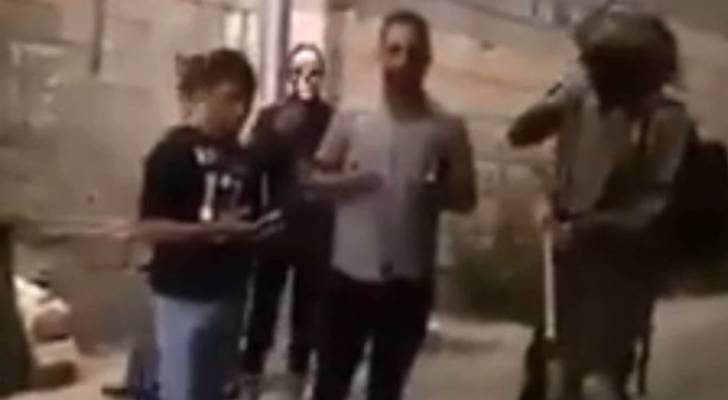 مسلحون فلسطينيون يجرون محاكمة ميدانية لطفل بتهمة السرقة "فيديو"