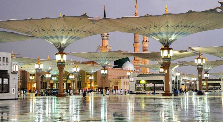 أمطار رعدية بالمسجد النبوي في المدينة المنورة السبت .. فيديو وصور