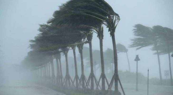 العاصفة أيساياس تتحول إلى إعصار من الدرجة الأولى وفي طريقها إلى فلوريدا