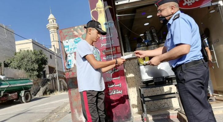 مديرية الامن العام توزع بطاقات معايدة على المصلين