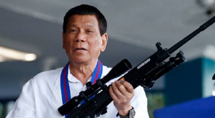 الرئيس الفلبيني ينصح الفقراء بتعقيم أيديهم بالبنزين!
