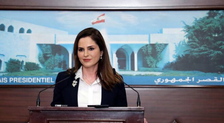 وزيرة الإعلام اللبنانية تستقيل من الحكومة وتعتذر لشعبها على الهواء .. فيديو