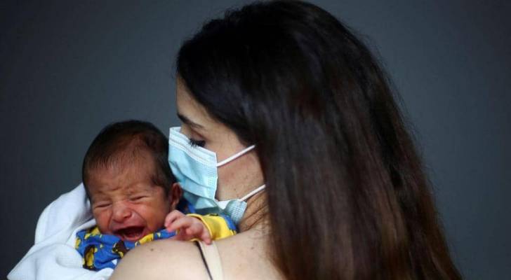 لبناني يكشف تفاصيل ولادة زوجته لطفله جورج لحظة انفجار مرفأ بيروت.. فيديو وصور