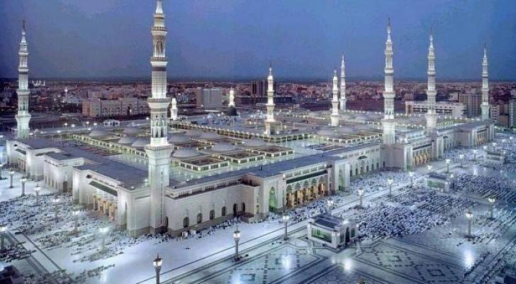 السعودية تعيد فرش 7 آلاف سجّادة في ساحات المسجد النبوي