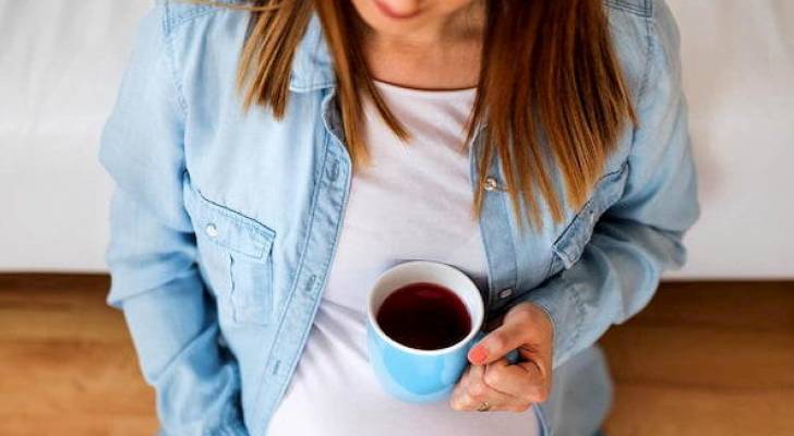 النساء الحوامل وشرب القهوة.. دراسة طبية تحسمُ الجدل
