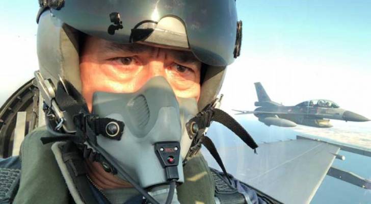 بطائرة “إف-16”.. وزير الدفاع التركي يحلّق فوق بحر إيجه - صور