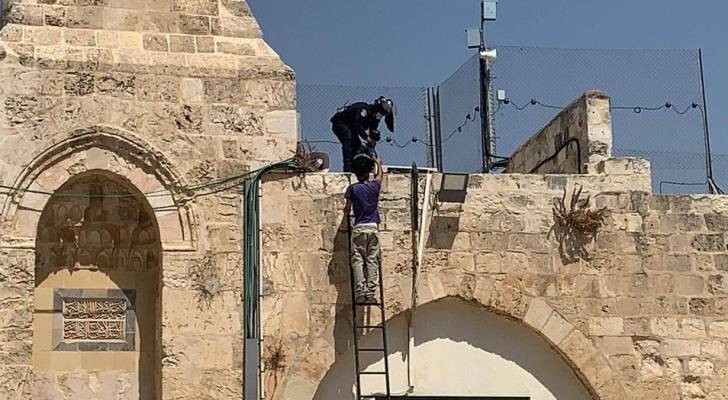 الاحتلال يركب معدات فوق سطح المسجد الأقصى "صور"