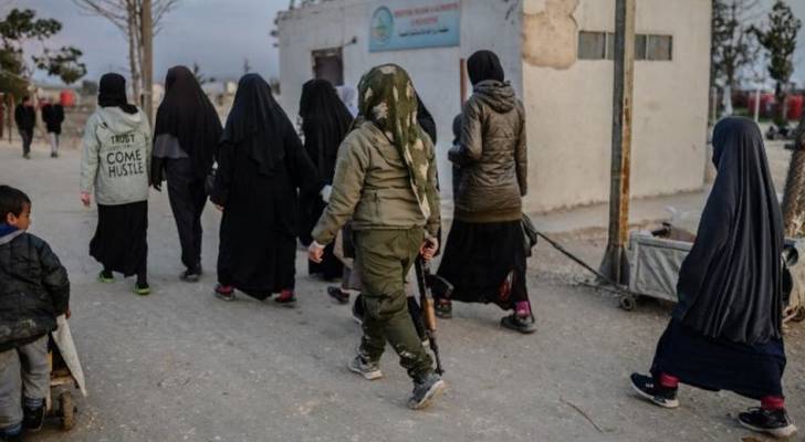 نقل بعض عائلات مقاتلي تنظيم داعش الإرهابي خارج مخيم الهول