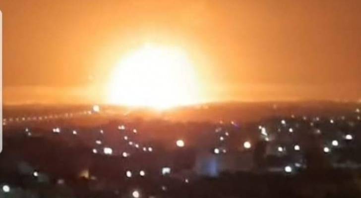 مراسل رؤيا: انفجار مستودع ذخيرة في منطقة الغباوي بالزرقاء - فيديو