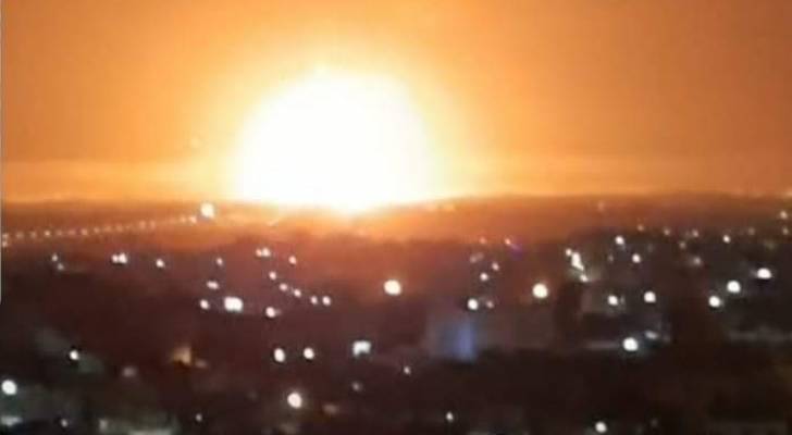 الحكومة: تماس كهربائي وراء انفجار مستودع لقنابل مورترز شرق الزرقاء - فيديو