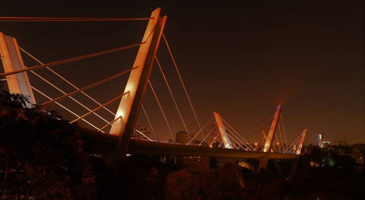 أمانة عمان تضيء جسر عبدون باللون البرتقالي في اليوم العالمي للسلام - صور