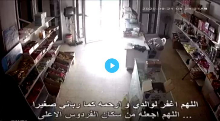 لحظة وفاة حاج فلسطيني من الخليل وهو يقرأ القرآن الكريم