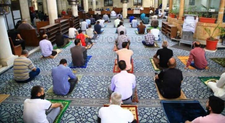 لجنة الأوبئة: تراجع التزام المصلين بالإجراءات الصحية أدى لإغلاق المساجد