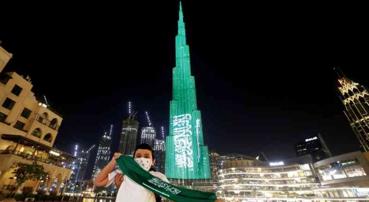 برج خليفة متزينا بعلم السعودية