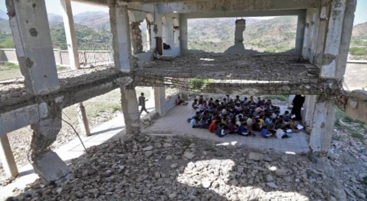 أطفال يمنيون يعودون للتعلم بين أنقاض مدرستهم وخراب الحرب