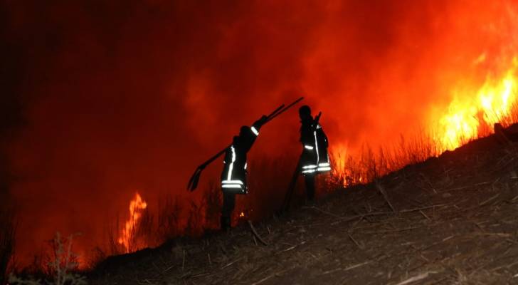 الدفاع المدني يواصل اخماد حريق شب بأراض زراعية في الكورة