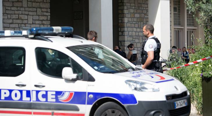 الشرطة الفرنسية: مقتل شخص طعنا في ضاحية العاصمة باريس