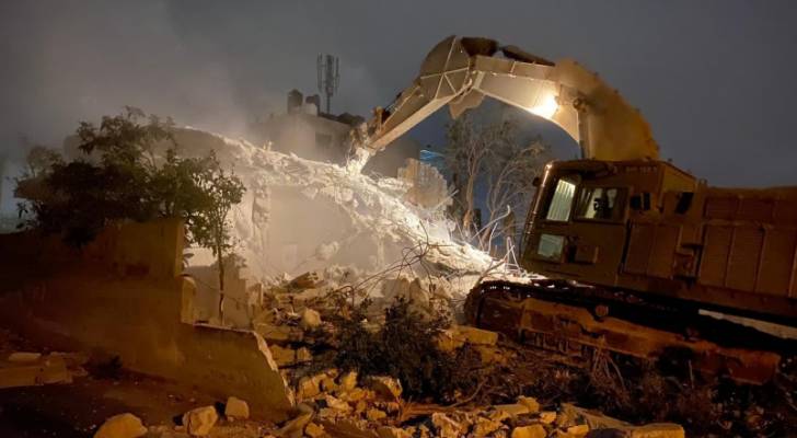 بالصور.. الاحتلال يهدم منزل الأسير الفلسطيني خليل دويكات