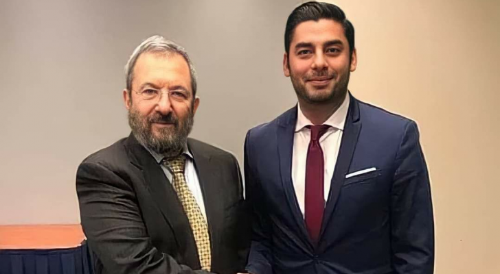 النجار أثار جدلا بنشر صورة له مع ايهود باراك الذي قتل جده القيادي بحركة فتح أبو يوسف النجار