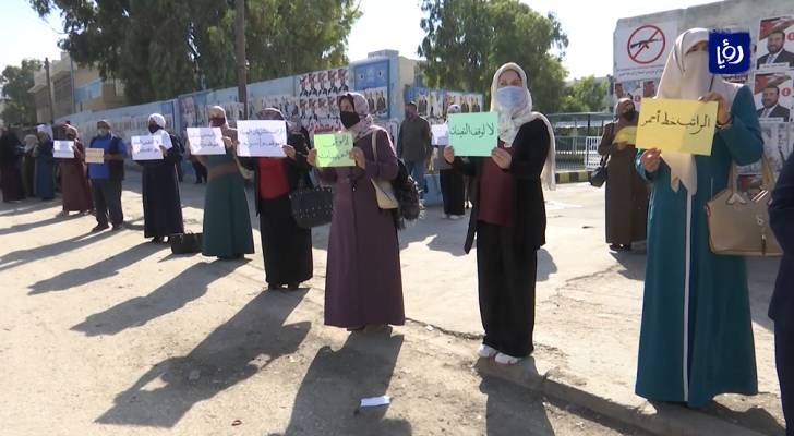 احتجاج رافض للعاملين في وكالة الغوث الدولية على تجزئة رواتبهم.. فيديو