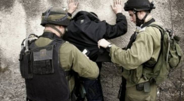 الاحتلال يعتقل ١٣ فلسطينيا ويستدعي وزير شؤون القدس