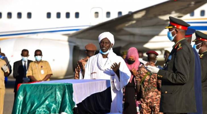 السودانيون يشيعون الصادق المهدي الذي توفي بكورونا.. فيديو وصور