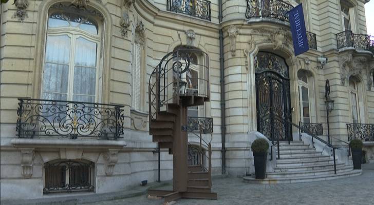 جزء من الدرج الأصلي لبرج إيفل بيع في مزاد بمبلغ ٢٧٤ ألف يورو !