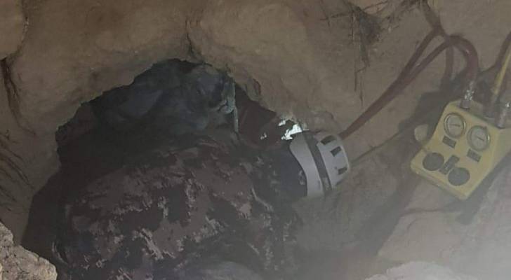 انقاذ شخص حوصر داخل شق صخري في منطقة ضاحية الرشيد - صورة