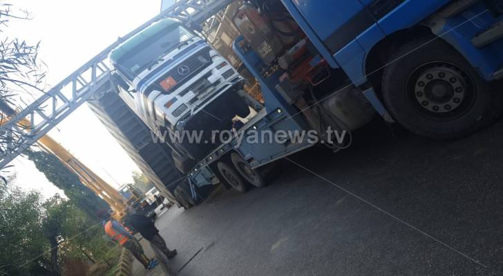 إنزال قلاب علق بجسر حديدي في إربد- فيديو