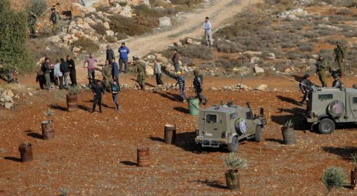 الاحتلال يمنع الفلسطينببن من زراعة الزيتون جنوب نابلس