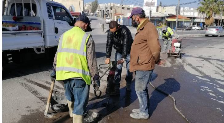 أشغال المفرق تنهي مشكلة إشارة البلدية في قضاء بلعما