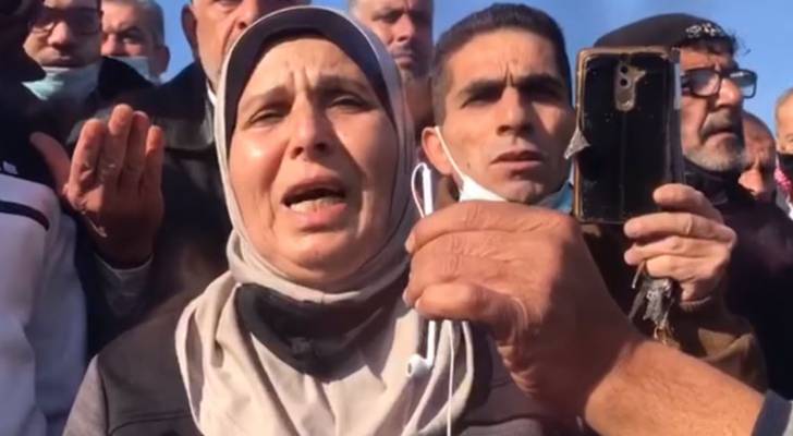 أردنية تبكي بحرقة بعد اعتداء على الراقدين بمقبرة الرصيفة