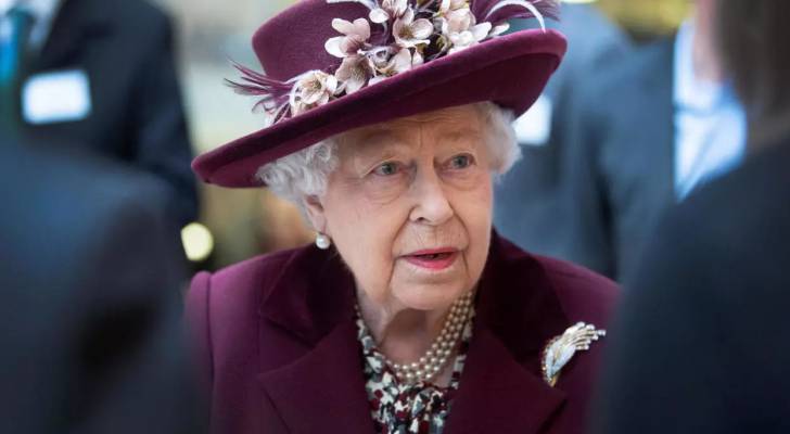 ملكة بريطانيا: "العناق" هديتنا المرغوبة هذا العام