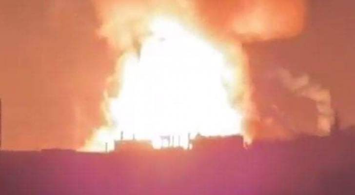 انفجار ضخم في خزانات وقود على الحدود اللبنانية السورية - فيديو
