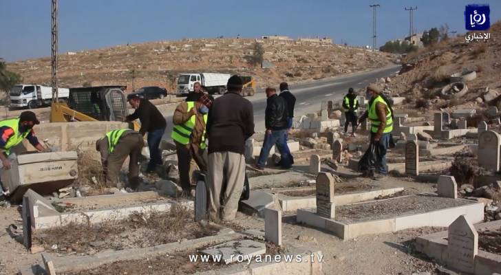 بعد الاعتداء عليها.. تنفيذ أعمال تعشيب وصيانة في مقبرة الرصيفة- فيديو